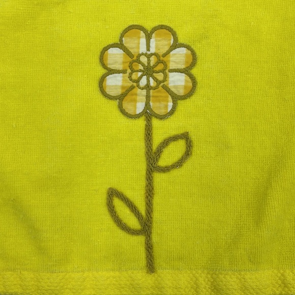Vintage 70’s yellow plaid embroidered daisy hand towels by The Avanti - Picture 4 of 8